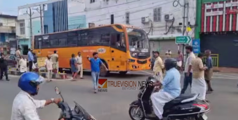 സ്വന്തം മണ്ഡലത്തിൽ പോലും ഗതാഗതമന്ത്രിയുടെ പ്രഖ്യാപനം നടന്നില്ല; പത്തനാപുരത്ത് സരമാനുകൂലികൾ ബസിൽ കൊടി കുത്തി സർവീസ് തടഞ്ഞു 