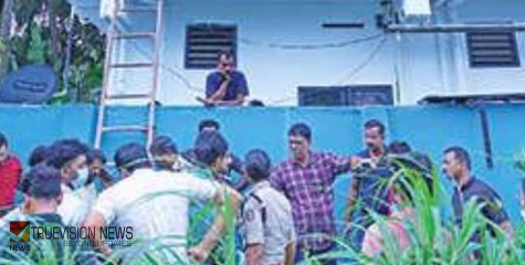 ചതുപ്പുനിലത്തിൽ യുവാവിന്റെ മൃതദേഹം; സമീപത്ത് ഛർദിച്ചനിലയിൽ രക്തവും മദ്യവും ഭക്ഷണവും, സ്ത്രീയുൾപ്പെടെ രണ്ടുപേർ കസ്റ്റഡിയിൽ