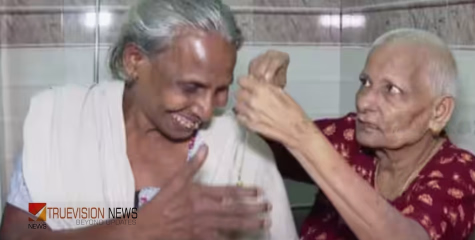 'പൊന്നിൻ തിളക്കമുള്ള സൗഹൃദം', പണയം വെച്ച മാല നഷ്ട്ടപ്പെടുമെന്നോർത്ത് ഉള്ളുരുകുന്ന കാളിയമ്മ... പെൻഷൻ പണം കൊണ്ട് തിരിച്ചെടുത്ത് നൽകി സരസ്വതിയമ്മ