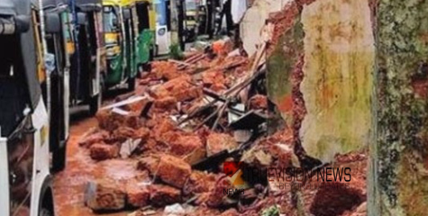 ദുരിതത്തിന് അറുതിയില്ലേ? കല്ലാച്ചിയിൽ അപകട ഭീഷണി ഉയർത്തി റോഡരികിലെ കെട്ടിടാവശിഷ്ടങ്ങൾ 