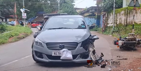 കോഴിക്കോട് വടകരയിൽ സ്വകാര്യ ബസിനെ മറികടക്കുന്നതിനിടെ അപകടം; ബൈക്ക് കാറിലിടിച്ച് യുവാവിന് പരിക്ക്