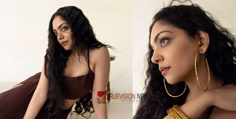 ‘ഓമിയുടെ കൂൾ വല്യമ്മ’; മൂന്നാമത്തെ ചിത്രത്തിൽ അമ്മയെ പോലെ, സ്റ്റൈലിഷ്  ഔട്ട്ഫിറ്റിൽ അഹാന കൃഷ്ണ 
