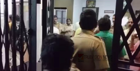 മണ്ണാർക്കാട് സിപിഎം ഓഫിസിന് നേരെ പടക്കമെറിഞ്ഞു; ഒരാള്‍ കസ്റ്റഡിയില്‍