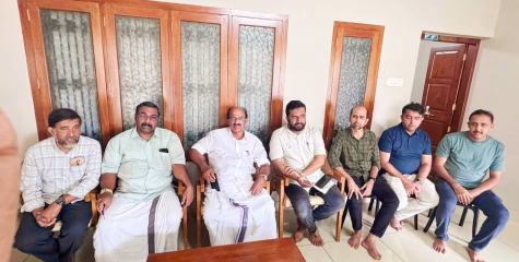 കെ വി അബൂബക്കർ ഹാജിയുടെ  ഭവനം സന്ദർശിച്ച്   കേരള വ്യാപാരീ വ്യവസായി ഏകോപന സമിതി സംസ്ഥാന ജനറൽ സെക്രട്ടറിയും ജില്ലാ പ്രസിഡന്റുമായ ശ്രീ:ദേവസ്യ മേച്ചേരിയും മെർച്ചെന്റ് അസോസിയേഷൻ ഭാരവാഹികളും