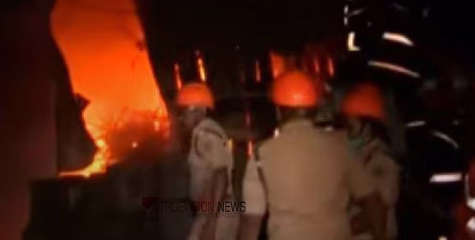 കൊച്ചി നഗരത്തിൽ വ്യാപാരസ്ഥാപനത്തിന് തീപിടിച്ചു; അണയ്ക്കാനുള്ള ശ്രമം തുടരുന്നു
