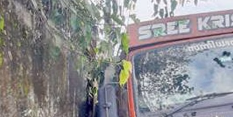 ചോറ്റാനിക്കരയിൽ ലോറി ടയർ താഴ്ന്ന‌് സ്കൂൾ മതിലിലേക്കുചേർന്ന് ചരിഞ്ഞു ; പരിഭ്രാന്തി പരത്തി