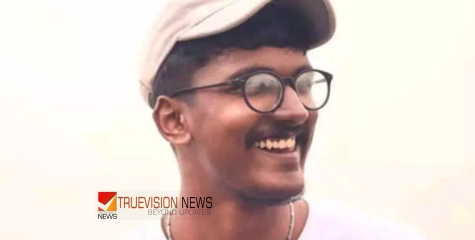 ശബ്ദം കേട്ട് അച്ഛൻ വാതിൽ തുറന്നപ്പോൾ കഴുത്തറുത്ത നിലയിൽ മകൻ; ആലുവയിൽ യുവാവിനെ വീട്ടിൽ മരിച്ച നിലയിൽ കണ്ടെത്തി