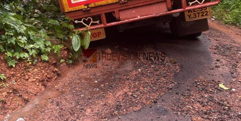  പൈപ്പ് ലൈൻ കുഴി; പൈങ്ങോട്ടായി സ്കൂൾ റോഡിൽ വാഹനങ്ങൾ താഴുന്നത് പതിവാകുന്നു