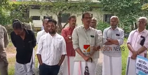 കോഴിക്കോട് കുറ്റ്യാടിയിൽ വനം വകുപ്പ് ഓഫീസ് ഉപരോധിച്ച് സി പി ഐ എം; ഉപരോധ സമരം കാട്ടാന ശല്യ പരിഹാരത്തിനായി