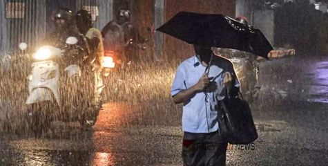 രാത്രി മഴയിൽ ജാഗ്രത; രണ്ട് ജില്ലകളിൽ റെ‍ഡ് അലർട്ട് പ്രഖ്യാപിച്ചു, ശക്തമായ കാറ്റിനും സാധ്യത