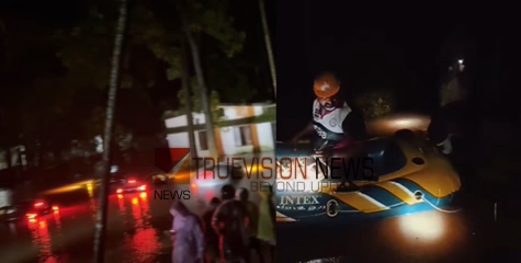 കുറ്റ്യാടിയിലെ കാർ ഷോറൂമിൽ വെള്ളം കയറി; സർവീസിനു വന്ന നിരവധി വാഹനങ്ങൾ വെള്ളത്തിൽ