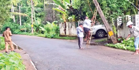 റോഡിലെ അപകടക്കുഴിയിൽവീണ കാർ വൈദ്യുതിത്തൂൺ ഇടിച്ചുതകർത്തു   