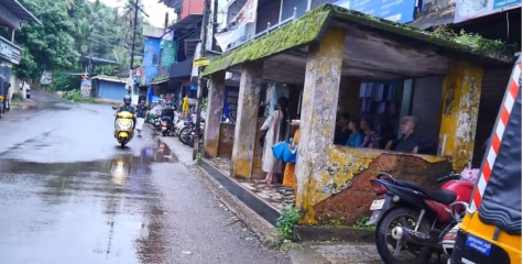 കുന്നോത്ത് പറമ്പ് നഗരമധ്യത്തിൽ ബസ് കാത്തിരിപ്പ് കേന്ദ്രം അപകടാവസ്ഥയിൽ ; അടിയന്തിര അറ്റകുറ്റപണി നടത്തണമെന്നാവശ്യം