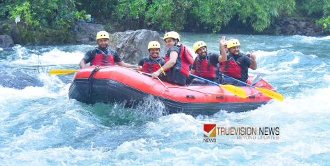 മലബാർ റിവർ ഫെസ്റ്റിവല്‍; ഇരുവഴഞ്ഞി പുഴയിലെ ഓളങ്ങളിൽ ആവേശം പകർന്ന് എംഎൽഎയും ജില്ലാ കലക്ടറും
