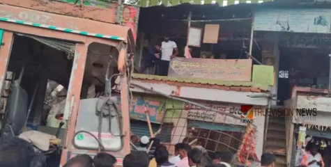 അവിചാരിതം; ലോറി ബേക്കറിയിലേക്ക് ഇടിച്ചുകയറി മൂന്ന് പേർക്ക് ദാരുണാന്ത്യം