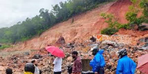ചെറുവത്തൂരിൽ മണ്ണിടിച്ചിൽ, കല്ലും മണ്ണും ദേശീയപാതയിലേക്ക്; ഗതാഗതം പൂർണമായും തടസപ്പെട്ടു 