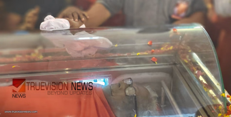 വേലിക്കകത്ത് വീട്ടിൽ നിന്ന് അവസാന മടക്കം; സമര സൂര്യനെ യാത്രയാക്കാൻ നാട്, വിലാപയാത്ര സിപിഎം ജില്ലാ കമ്മിറ്റി ഓഫീസിലേക്ക്
