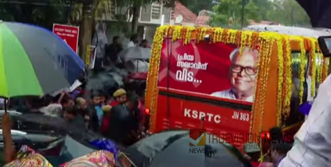 പാർട്ടി ഓഫീസിൽ നിന്നും വിഎസ്‌ പടിയിറങ്ങി; സാഗരം പോലെ ജനസഹസ്രം; വിലാപയാത്ര റിക്രിയേഷൻ ഗ്രൗണ്ടിലേക്ക്