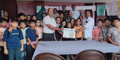 സ്‌കൂള്‍ റീഡിങ് റൂമിലേക്ക് ഇംഗ്ലീഷ് പത്രവും മേശയും കൈമാറി