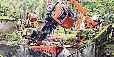 ക്വാറി വേസ്റ്റുമായി വന്ന ലോറി കുളത്തിലേക്ക് മറിഞ്ഞു; അത്ഭുതകരമായി രക്ഷപെട്ട് ഡ്രൈവർ