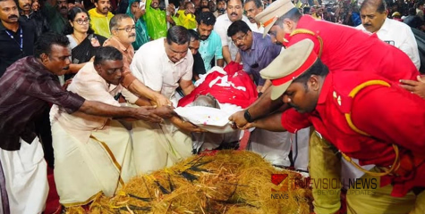 'പൊതുഅവധി ദിനത്തിലും ജോലി', വിഎസിൻ്റെ വിയോഗത്തിൽ ജോലിക്കിറങ്ങിയ തൊഴിലാളികൾക്കെതിരെ നടപടി ആവശ്യപ്പെട്ട് സിഐടിയു