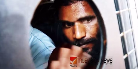 ജനങ്ങൾക്കുനേരെ കൈവീശിക്കാട്ടി, കുലുക്കമില്ലാതെ ഗോവിന്ദച്ചാമി; ജയിൽ പരിസരത്ത് തടിച്ച് കൂടി വൻ ജനാവലി