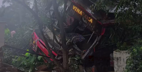 കുന്നംകുളത്ത് സ്വകാര്യബസ് മറിഞ്ഞ് അപകടം: സ്വകാര്യ വ്യക്തിയുടെ വീട്ടുമതിൽ ഇടിച്ചു തകർത്തു, അഞ്ച് പേർക്ക് പരിക്ക്