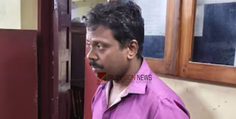 ഓടുന്ന ട്രെയിനിൽ നിയമവിദ്യാർ‌ഥിനിയെ കടന്നുപിടിക്കാൻ ശ്രമം; ഹൈക്കോടതി ജീവനക്കാരൻ അറസ്റ്റിൽ