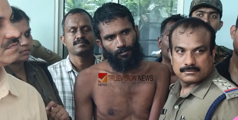 'തന്നെ കൊല്ലാൻ ആർക്കും സാധിക്കില്ല, എനിക്ക് മന്ത്രവാദിയുടെ അനുഗ്രഹമുണ്ട്',  കൃതിമ കൈ വേണമെന്ന് ഗോവിന്ദച്ചാമിയുടെ ആഗ്രഹം 