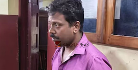 ട്രെയിനിൽ നിയമവിദ്യാർഥിയെ കടന്നുപിടിക്കാൻ ശ്രമിച്ച ഹൈക്കോടതി ജീവനക്കാരനെ പൊലീസ് അറസ്റ്റ് ചെയ്തു