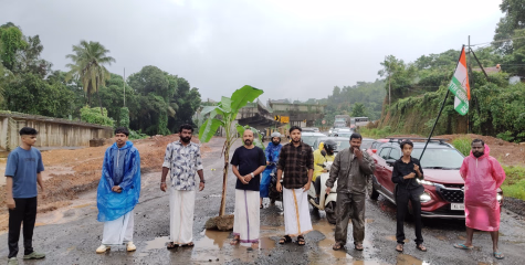 കുപ്പം ദേശീയപാതയിൽ വാഴ നട്ടുകൊണ്ട്  ഇന്ത്യൻ യൂത്ത് കോൺഗ്രസ്സ് പരിയാരം മണ്ഡലം കമ്മിറ്റിയുടെ പ്രതിഷേധം 