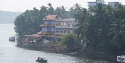 പറശ്ശിനിക്കടവ് ബോട്ട് ജെട്ടിവെള്ളത്തിൽ മുങ്ങി:സർവീസുകൾ താത്കാലികമായി നിർത്തി വെച്ചു 