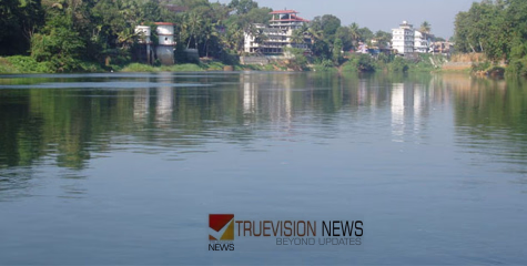 കോട്ടയം വൈക്കത്ത് വള്ളം മറിഞ്ഞ് അപകടം; വള്ളത്തിലുണ്ടായിരുന്നത് മുപ്പതോളം പേർ; രക്ഷ പ്രവർത്തനം തുടരുന്നു