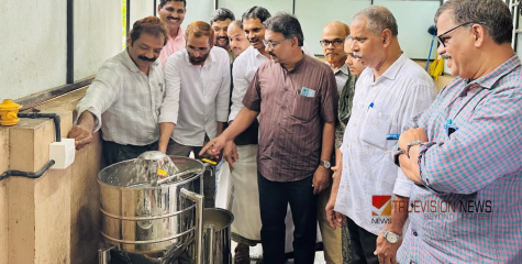 പൂർവ്വാധ്യാപകരുടെ കരുതൽ; സ്കൂൾ പാചകപ്പുരയിലേക്ക് ഇലക്ട്രിക് ഉപകരണങ്ങൾ നൽകി മാതൃകയായി