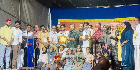 'വാക്കുകളുടെ പൂക്കാലം'; വിജയികൾക്കുള്ള ട്രോഫികൾ നൽകി