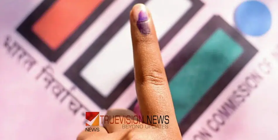 #LokSabhaElection2024 |വടകരയിൽ രാത്രി വൈകിയും പോളിങ് തുടരുന്നു; മിക്ക ബൂത്തുകളിലും വോട്ടർമാരുടെ നീണ്ടനിര