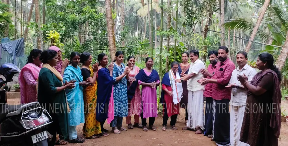 സത്യസന്ധതക്കുള്ള അംഗീകാരം  ഹരിത കര്‍മ്മ സേനാംഗങ്ങള്‍ക്ക് ആദരവ്