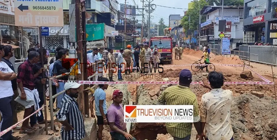 തലശ്ശേരിയിൽ യാത്രക്കാരൻ മാൻഹോളിൽ  വീണെന്നത്  പരിഭ്രാന്തി പരത്തി; ഫയർഫോഴ്സും, പൊലീസും പരിശോധന നടത്തുന്നു