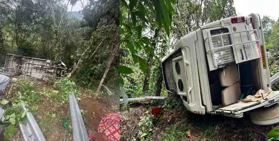 ഇടുക്കിയിൽ വിനോദസഞ്ചാരികളുമായി എത്തിയ ട്രാവലർ 30 അടി താഴ്ചയിലേക്ക് മറിഞ്ഞു; 17 പേർക്ക് പരുക്ക്