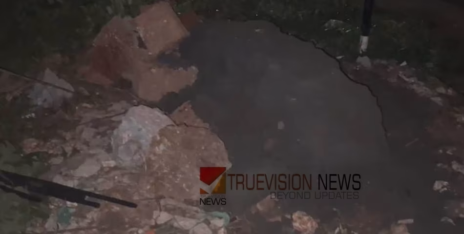  കണ്ണൂർ മലപ്പട്ടത്ത് കോണ്‍ഗ്രസ് രക്തസാക്ഷി സ്തൂപം വീണ്ടും തകര്‍ത്തു