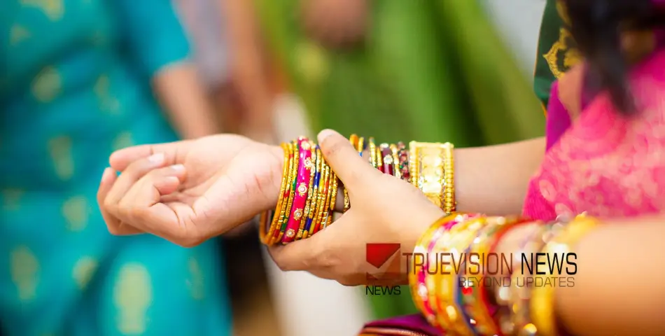 'പുലിവാലുപിടിച്ച് അധ്യാപകർ'; വട്ടോളിയിൽ അധ്യാപകപരിശീലനത്തിൽ വളകാപ്പ് ചടങ്ങ്, വിശദീകരണം തേടി അധികൃതർ
