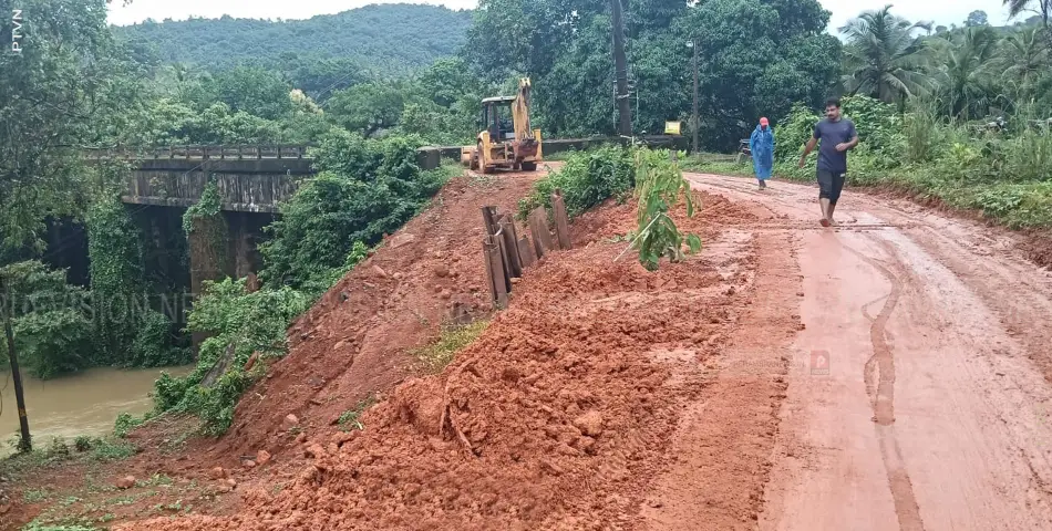 മാമ്പള്ളി പാലത്തിന് സമീപം റോഡിന്റെ വശത്ത് മണ്ണിടിച്ചില്‍