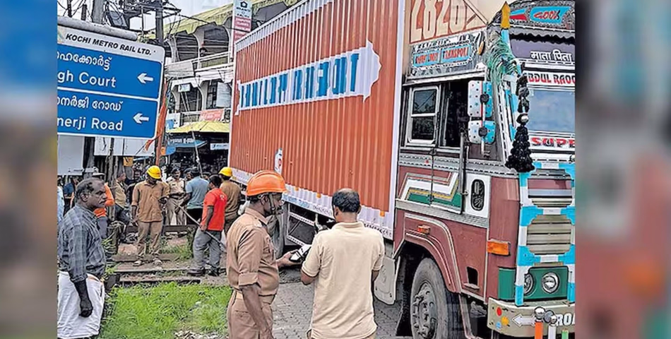 കുരുക്ക് വീണ്ടും ; മുറുക്കി വലിയ ചരക്കുലോറി ജംക്‌ഷനിൽ കുടുങ്ങി