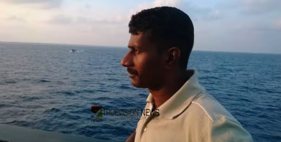 ലേശം ഉളുപ്പ് ഒക്കെ ആവാം ...; സ്റ്റേഷനിൽ ഒളി ക്യാമറ വച്ച് വനിത പൊലീസ് വസ്ത്രം മാറുന്ന ദൃശ്യങ്ങൾ പകർത്തി; പൊലീസുകാരൻ അറസ്റ്റിൽ