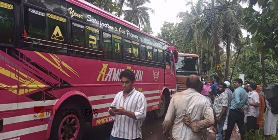 കോഴിക്കോട് ഓമശ്ശേരിയിൽ  ബസും ലോറിയും കൂട്ടിയിടിച്ച് അപകടം; പതിനാല് പേർക്ക് പരിക്ക്