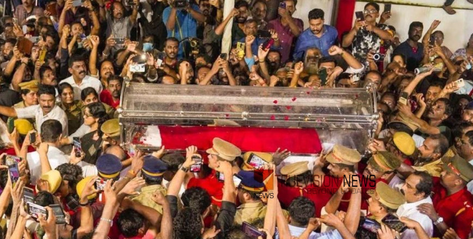 ഒരു ശതകമിവിടെ മറയുന്നു; വി എസ് അന്ത്യ വിശ്രമത്തിനായി പോരാട്ട ഭൂമിയിലേക്ക്