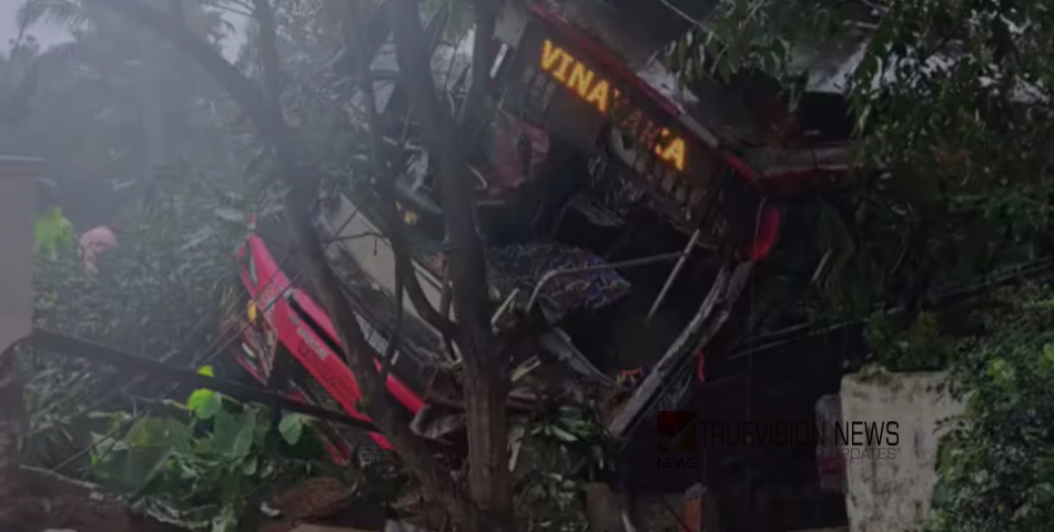 കുന്നംകുളത്ത് സ്വകാര്യബസ് മറിഞ്ഞ് അപകടം: സ്വകാര്യ വ്യക്തിയുടെ വീട്ടുമതിൽ ഇടിച്ചു തകർത്തു, അഞ്ച് പേർക്ക് പരിക്ക്