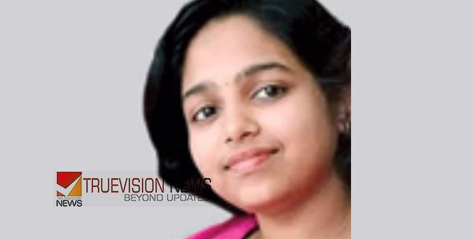 കോഴിക്കോട് കടലുണ്ടിയിൽ ട്രെയിൻ ഇറങ്ങിപാളം മുറിച്ചുകടക്കുന്നതിനിടെ മറ്റൊരു ട്രെയിൻ ഇടിച്ചു, ബി-ടെക്‌ വിദ്യാർഥിനിക്ക് ദാരുണന്ത്യം 