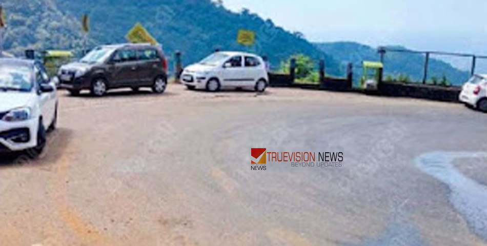 യാത്രാ ദുരിതം രൂക്ഷം; പക്രംതളം ചുരത്തിലെ പത്താം വളവിൽ അനധികൃത പാർക്കിംഗ്