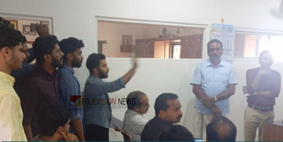 യുഡിഎസ്എഫ് ബന്ദ് അവഗണിച്ചു; നാദാപുരം ടിഐഎം ഗേൾസ് എച്ച്എസ്എസ് സ്കൂൾ സമരക്കാർ അടപ്പിച്ചു